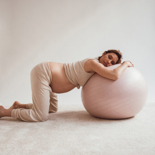 Mujer embarazada con fitball