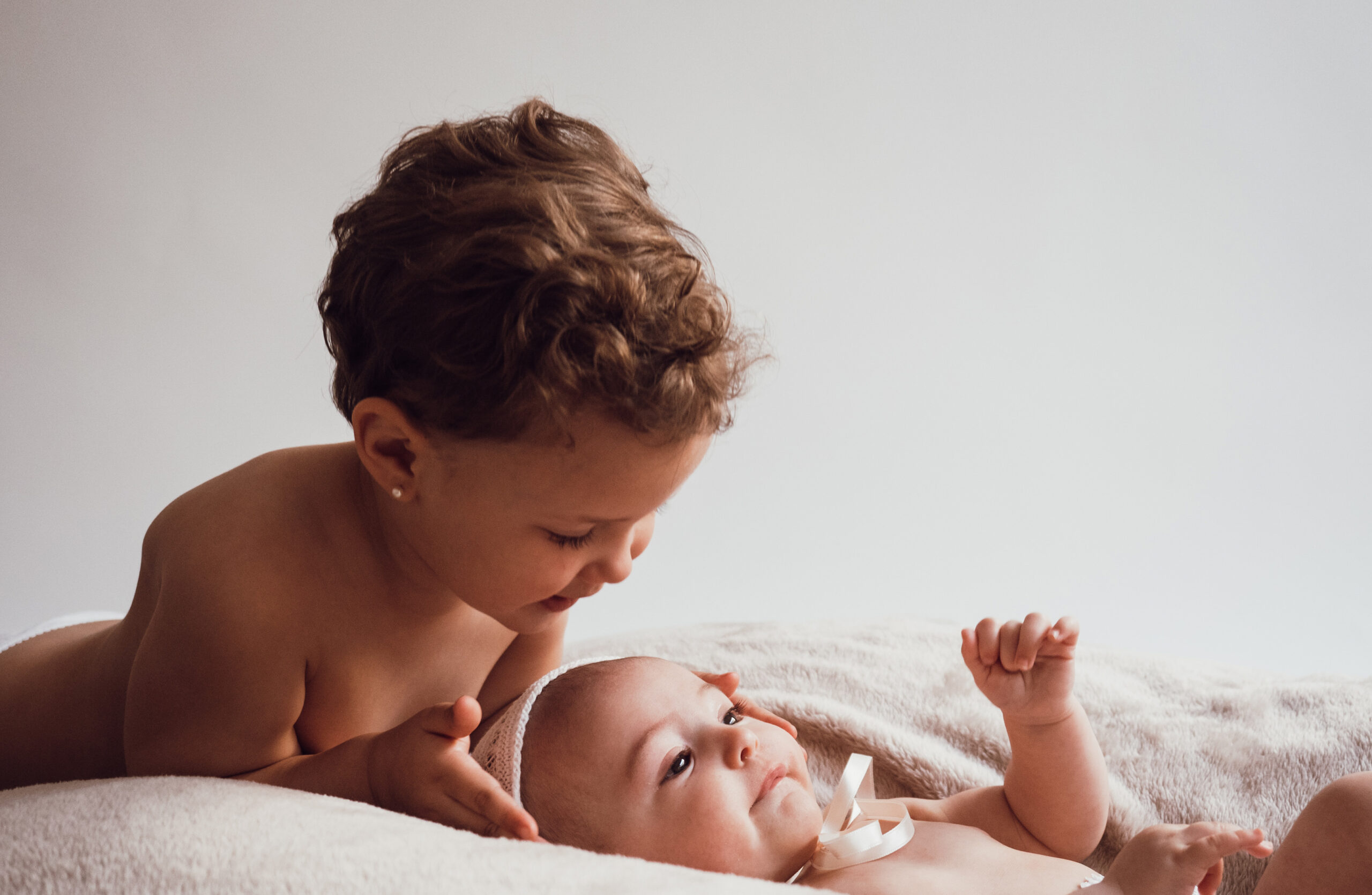 Dos niños de distintas edades