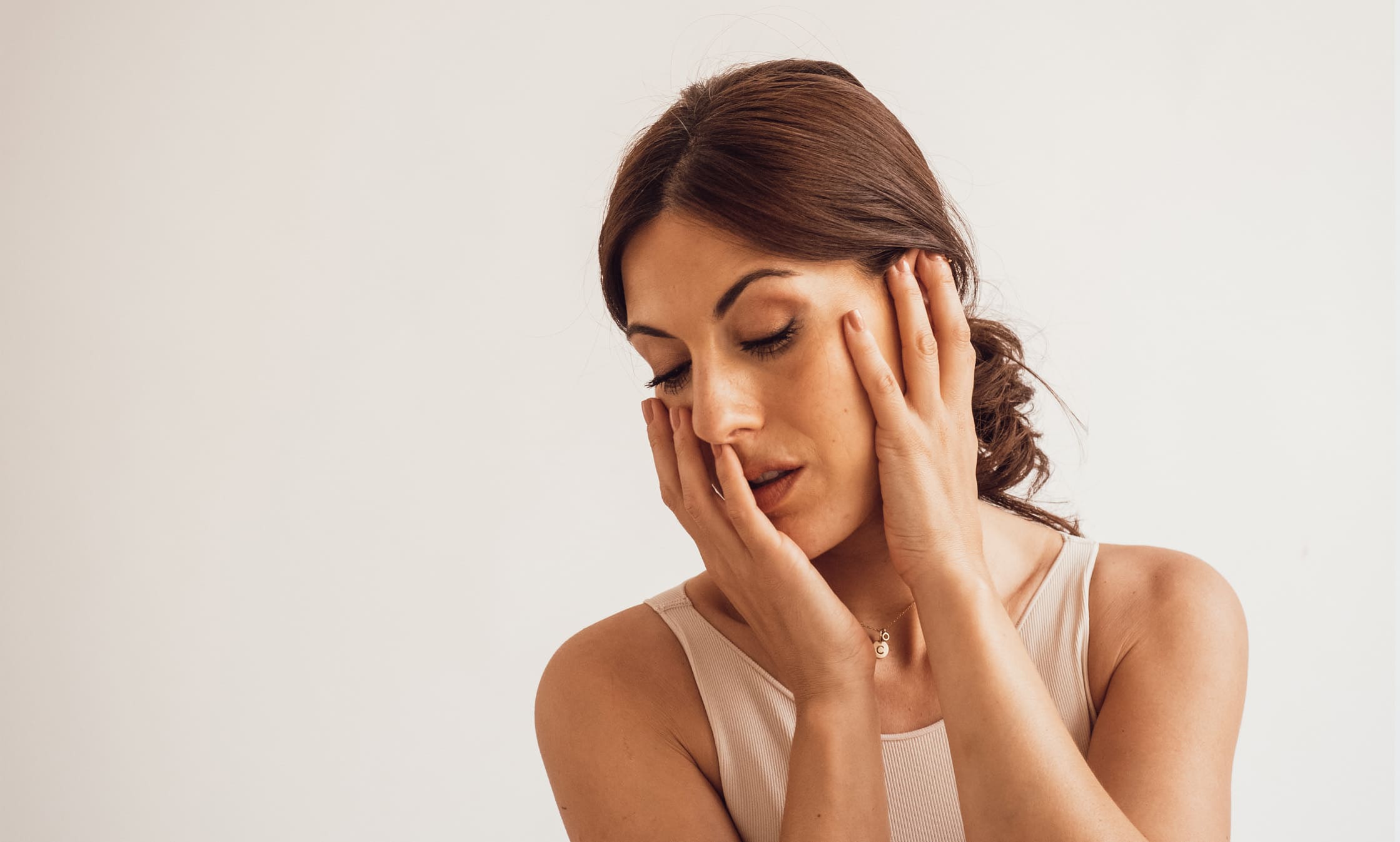 Mujer joven tocándose la cara