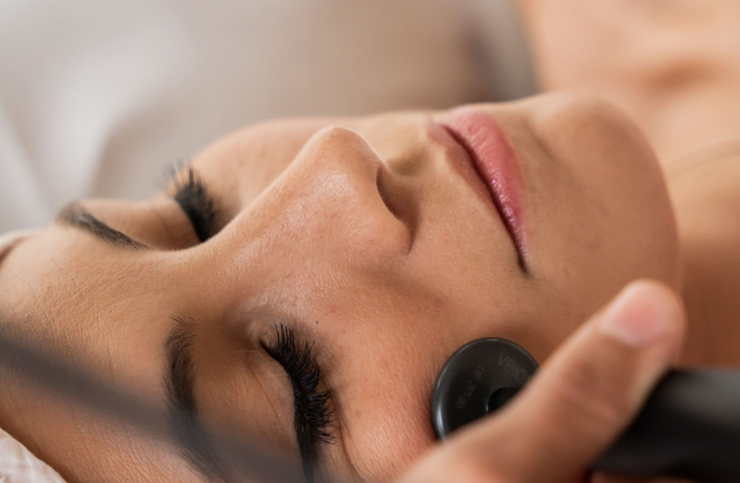 Mujer joven sometiéndose a un tratamiento de belleza facial